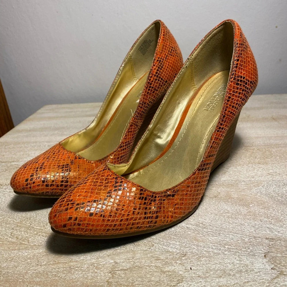 Kenneth Cole Reaction faux orange snakeskin size 8 wedge. “Side Street” line - Picture 4 of 8